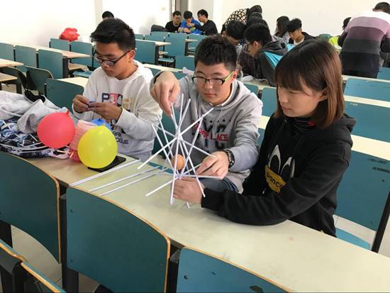 引导学生为鸡蛋设计,制作一个缓冲减震装置,使鸡蛋从十几米的高空坠落